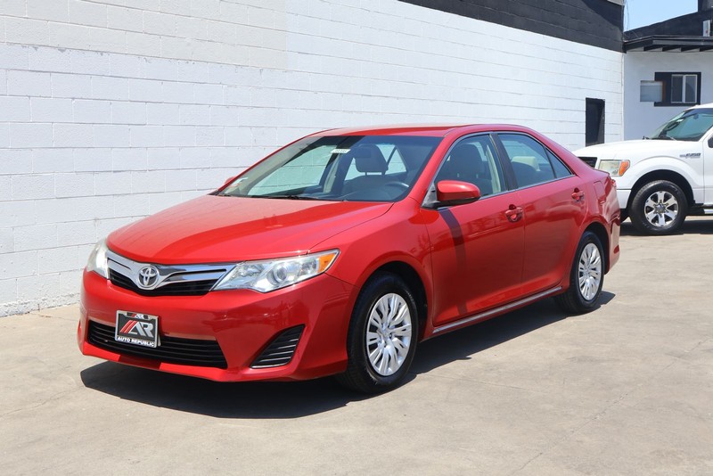 Toyota Camry Vehicle Full-screen Gallery Image 11