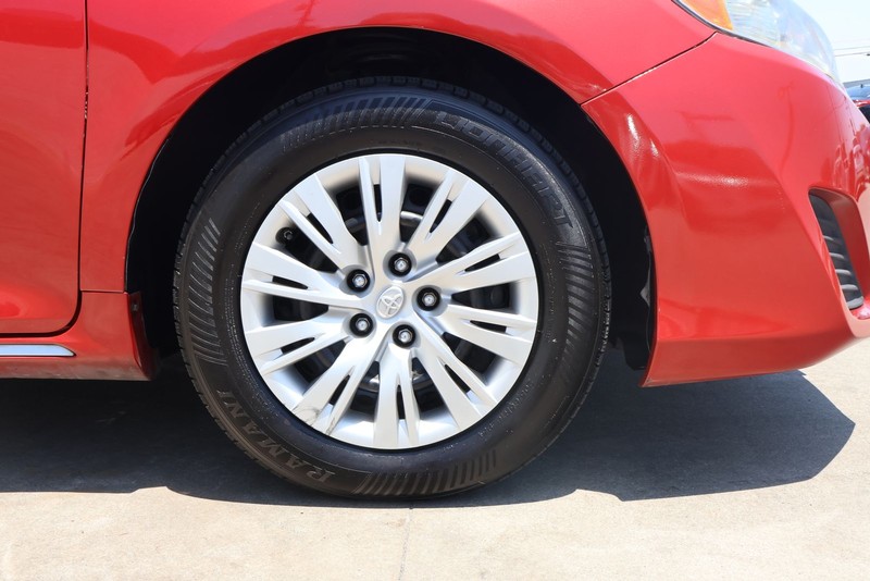 Toyota Camry Vehicle Full-screen Gallery Image 13