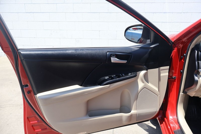 Toyota Camry Vehicle Full-screen Gallery Image 14
