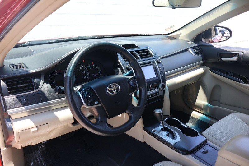 Toyota Camry Vehicle Full-screen Gallery Image 15
