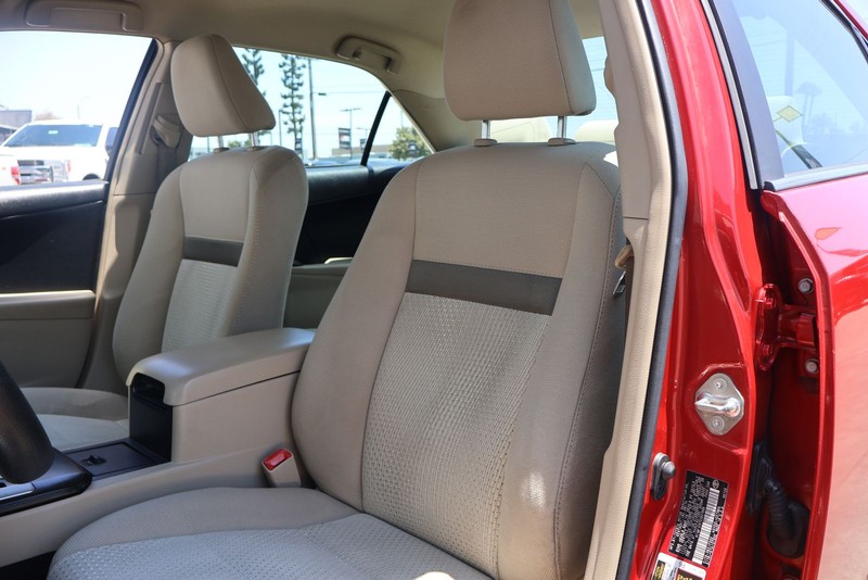 Toyota Camry Vehicle Full-screen Gallery Image 16