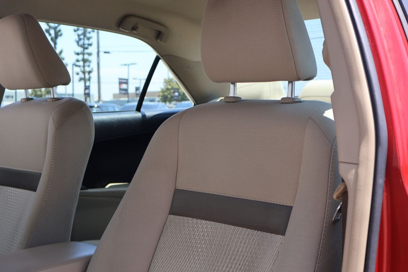 Toyota Camry Vehicle Full-screen Gallery Image 17