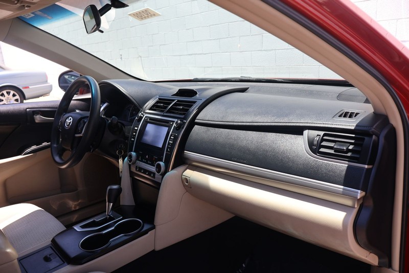 Toyota Camry Vehicle Full-screen Gallery Image 18