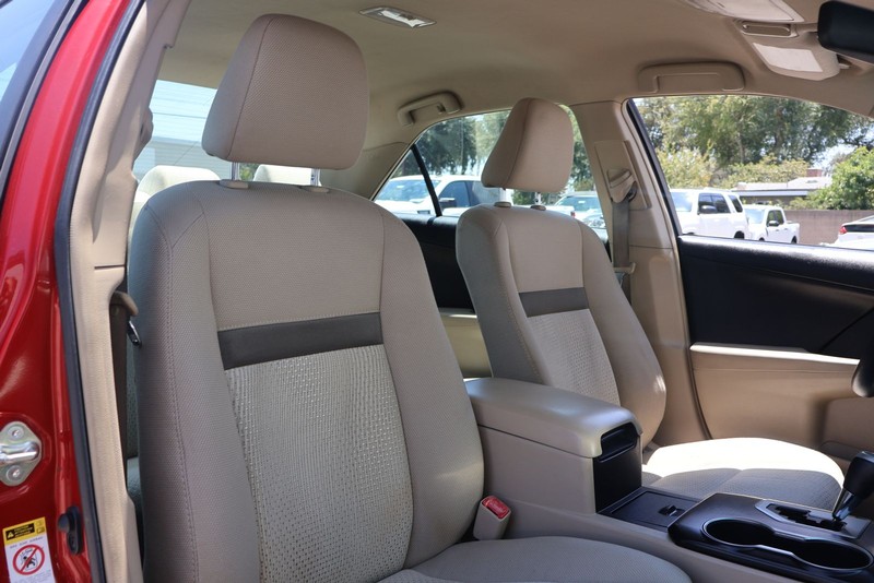 Toyota Camry Vehicle Full-screen Gallery Image 19