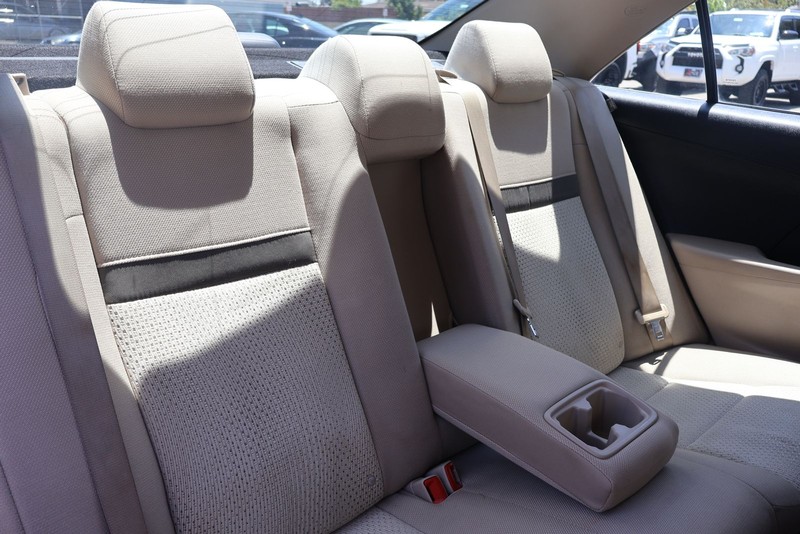 Toyota Camry Vehicle Full-screen Gallery Image 20