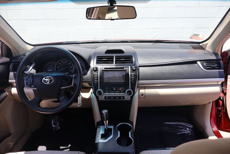 Toyota Camry Vehicle Full-screen Gallery Image 21