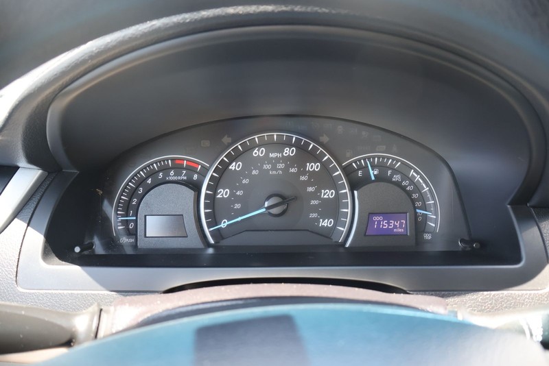 Toyota Camry Vehicle Full-screen Gallery Image 22