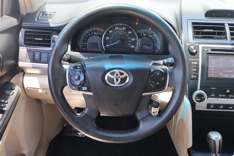 Toyota Camry Vehicle Full-screen Gallery Image 23
