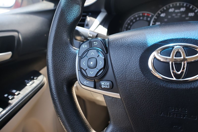 Toyota Camry Vehicle Full-screen Gallery Image 24