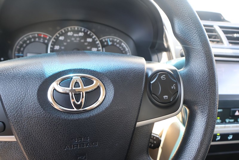 Toyota Camry Vehicle Full-screen Gallery Image 25