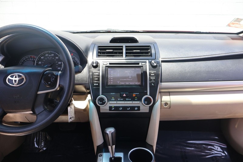 Toyota Camry Vehicle Full-screen Gallery Image 26