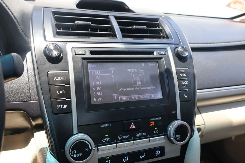 Toyota Camry Vehicle Full-screen Gallery Image 27
