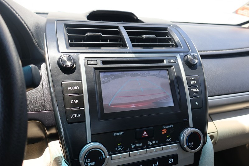 Toyota Camry Vehicle Full-screen Gallery Image 28