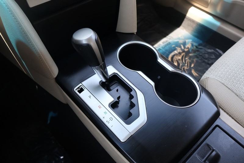 Toyota Camry Vehicle Full-screen Gallery Image 29
