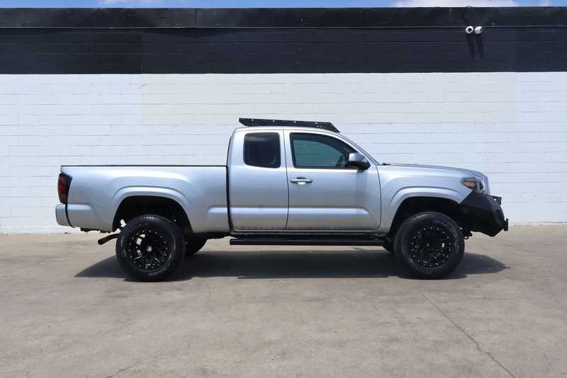 Toyota Tacoma Vehicle Full-screen Gallery Image 01