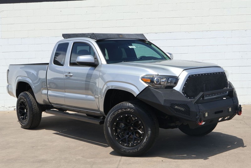 Toyota Tacoma Vehicle Full-screen Gallery Image 02