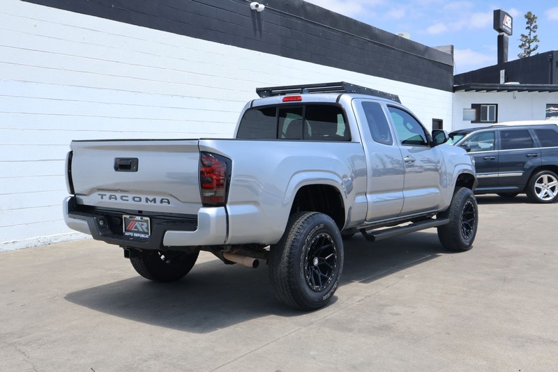 Toyota Tacoma Vehicle Full-screen Gallery Image 05