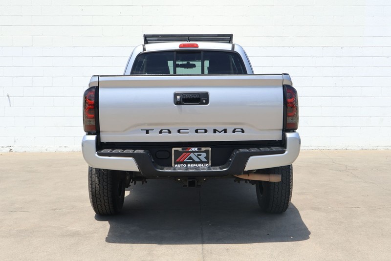 Toyota Tacoma Vehicle Full-screen Gallery Image 06