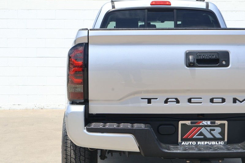 Toyota Tacoma Vehicle Full-screen Gallery Image 07
