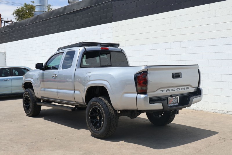 Toyota Tacoma Vehicle Full-screen Gallery Image 09