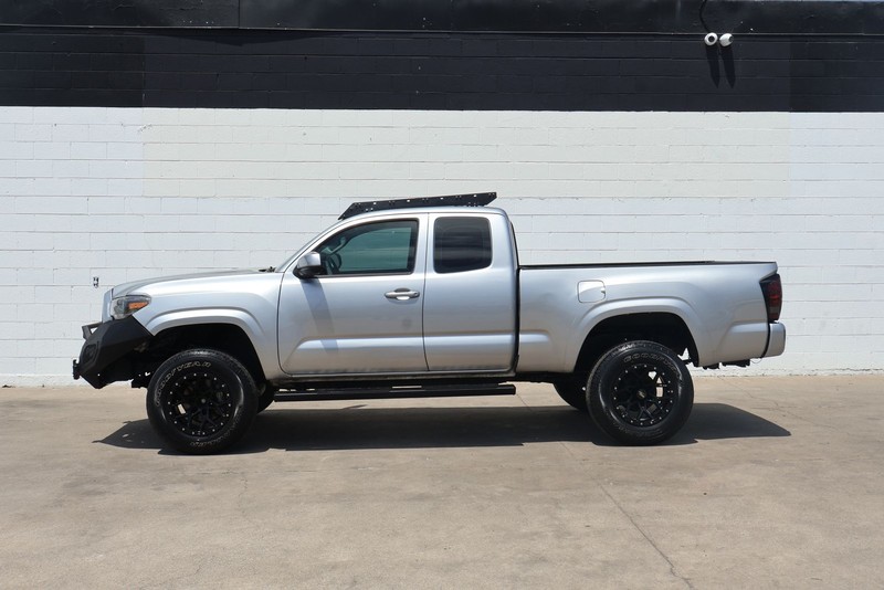 Toyota Tacoma Vehicle Full-screen Gallery Image 10