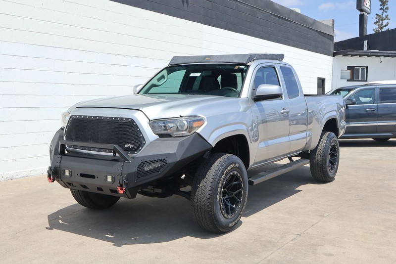 Toyota Tacoma Vehicle Full-screen Gallery Image 11