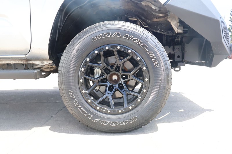Toyota Tacoma Vehicle Full-screen Gallery Image 13