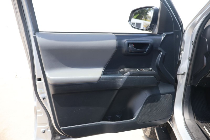 Toyota Tacoma Vehicle Full-screen Gallery Image 14