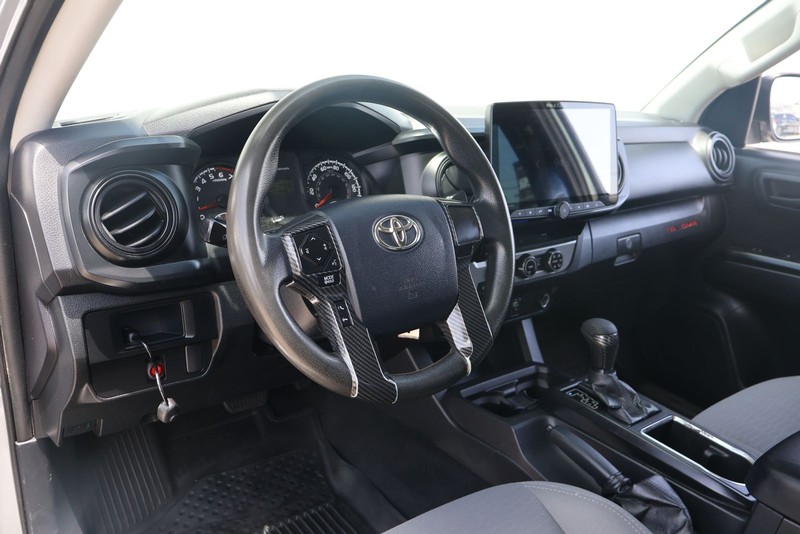 Toyota Tacoma Vehicle Full-screen Gallery Image 15