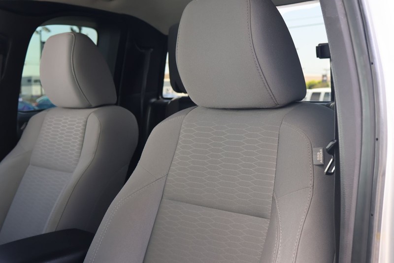 Toyota Tacoma Vehicle Full-screen Gallery Image 17