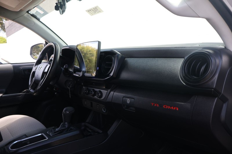 Toyota Tacoma Vehicle Full-screen Gallery Image 18