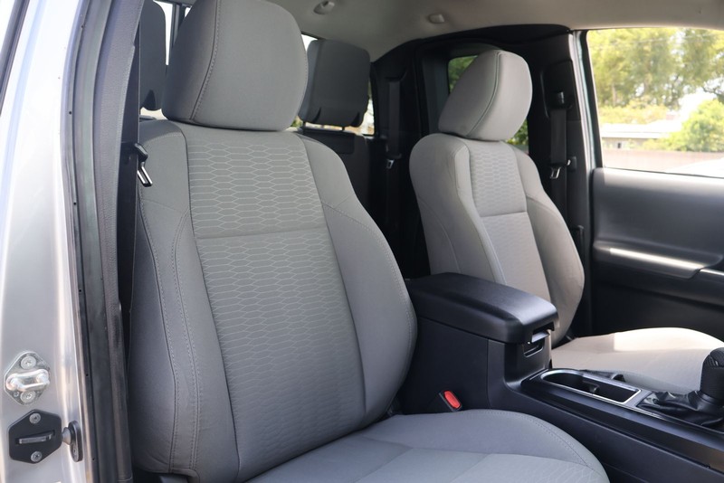 Toyota Tacoma Vehicle Full-screen Gallery Image 19