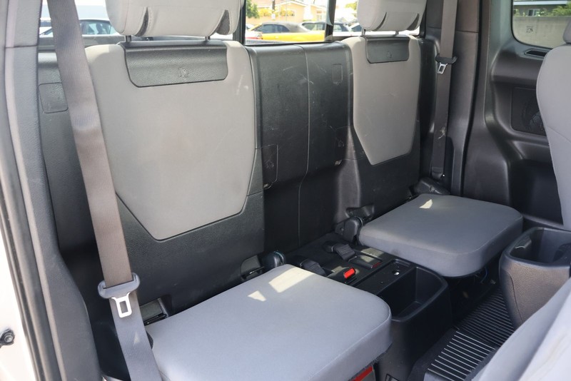 Toyota Tacoma Vehicle Full-screen Gallery Image 20