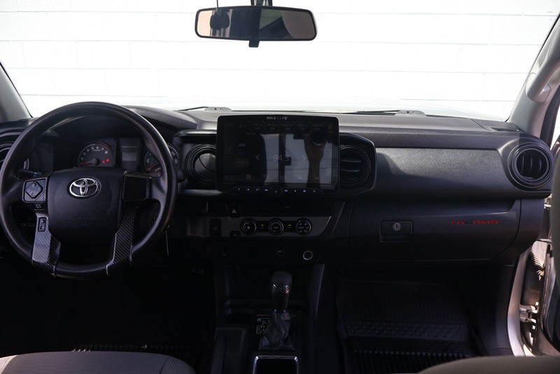 Toyota Tacoma Vehicle Full-screen Gallery Image 21
