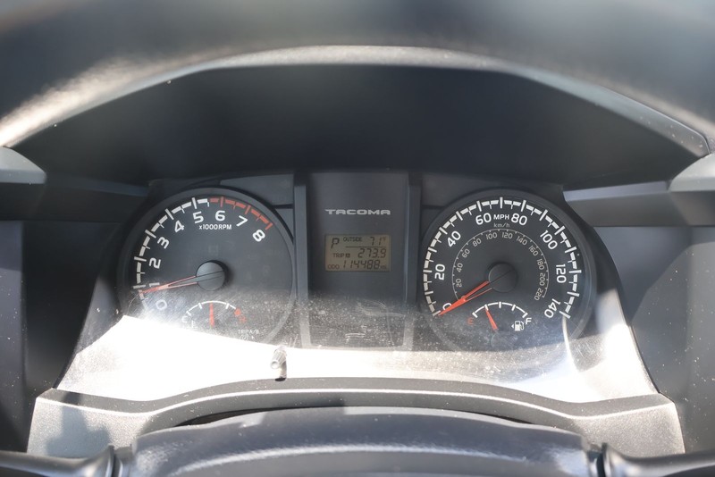 Toyota Tacoma Vehicle Full-screen Gallery Image 22