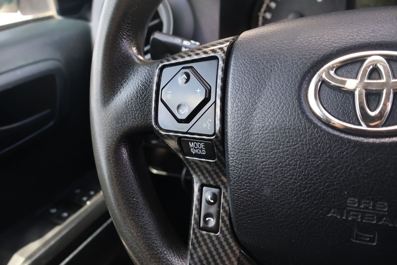 Toyota Tacoma Vehicle Full-screen Gallery Image 24