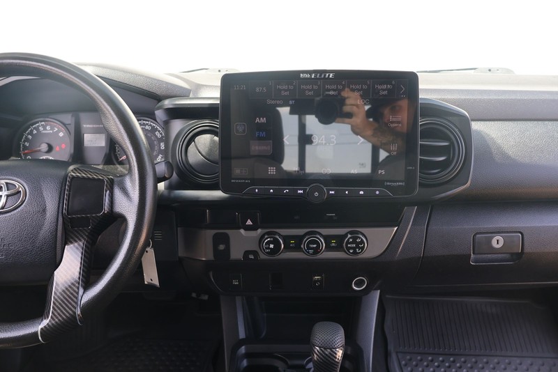 Toyota Tacoma Vehicle Full-screen Gallery Image 26