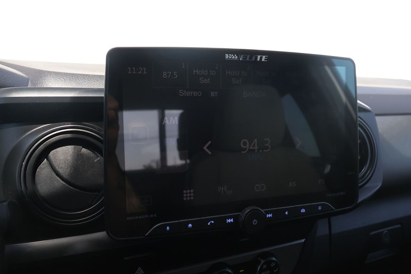 Toyota Tacoma Vehicle Full-screen Gallery Image 27