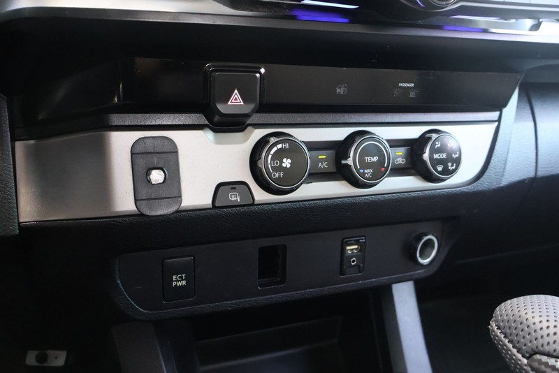 Toyota Tacoma Vehicle Full-screen Gallery Image 28