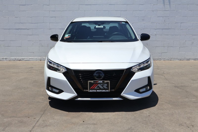 Nissan Sentra Vehicle Full-screen Gallery Image 02
