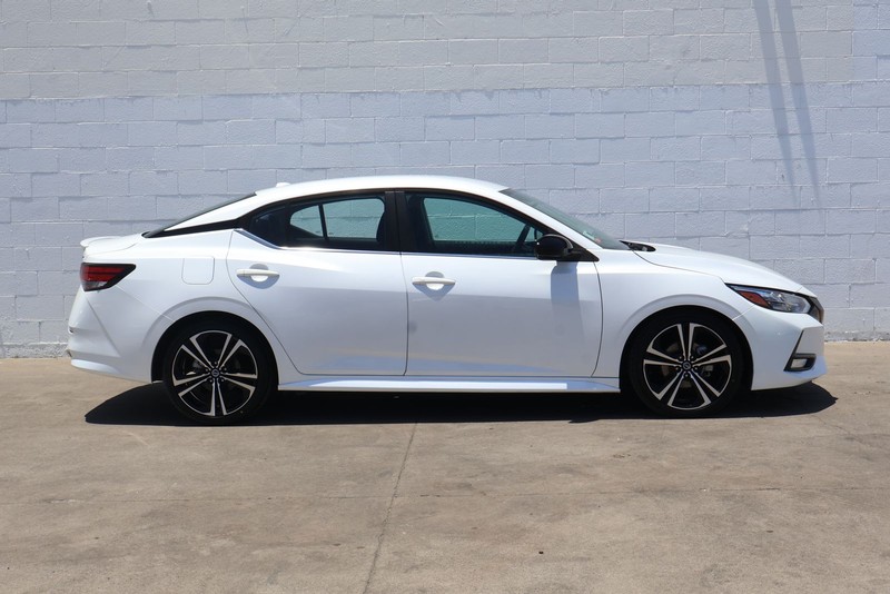 Nissan Sentra Vehicle Full-screen Gallery Image 04