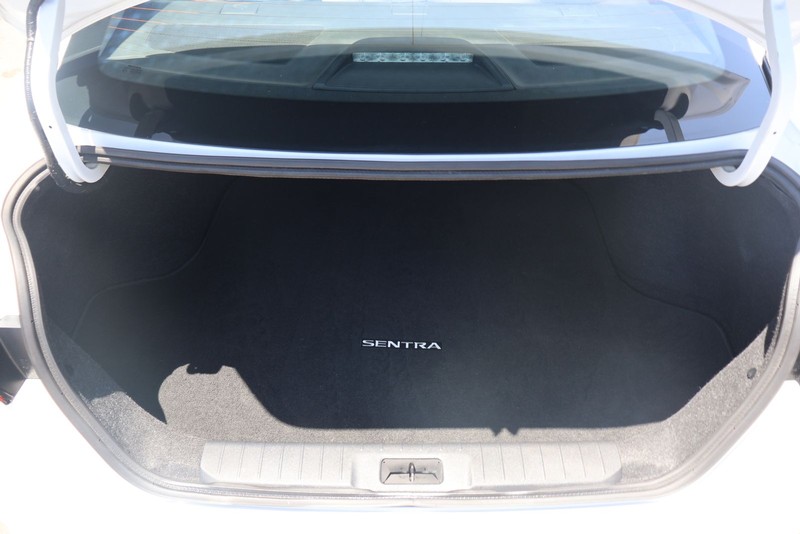 Nissan Sentra Vehicle Full-screen Gallery Image 07