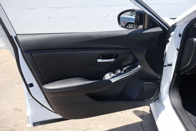 Nissan Sentra Vehicle Full-screen Gallery Image 14
