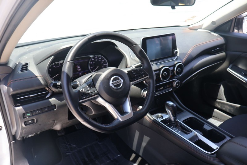 Nissan Sentra Vehicle Full-screen Gallery Image 15