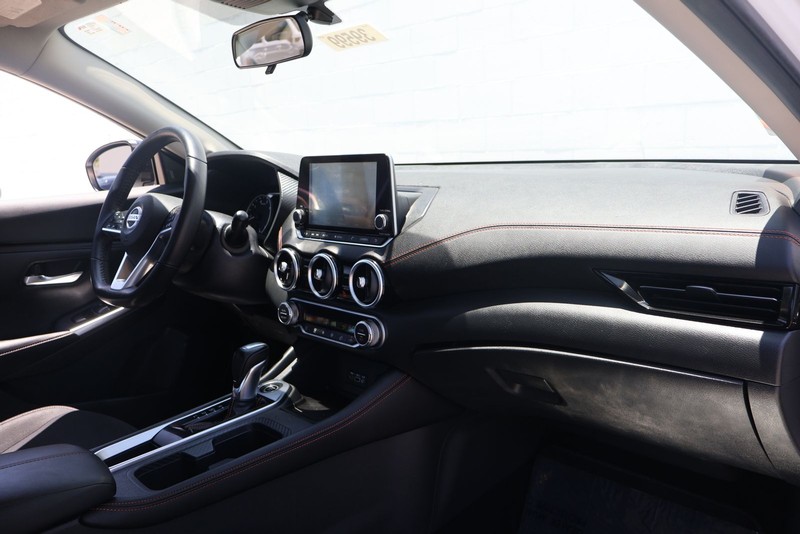 Nissan Sentra Vehicle Full-screen Gallery Image 18