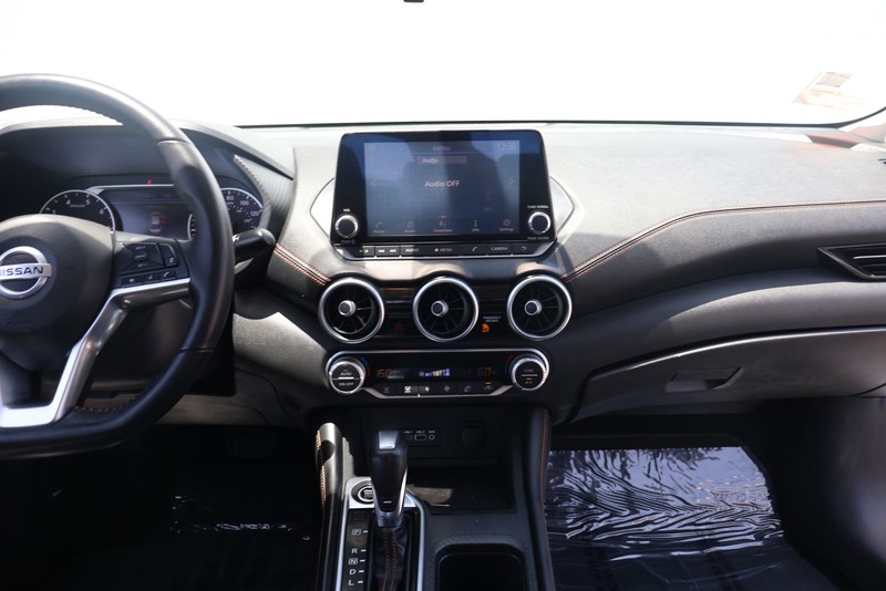 Nissan Sentra Vehicle Full-screen Gallery Image 24