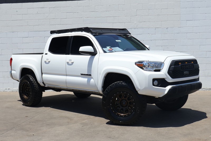 Toyota Tacoma Vehicle Full-screen Gallery Image 01
