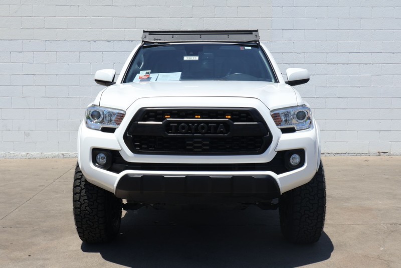 Toyota Tacoma Vehicle Full-screen Gallery Image 02