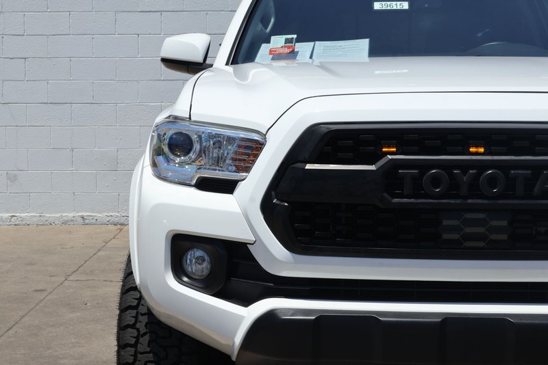 Toyota Tacoma Vehicle Full-screen Gallery Image 03