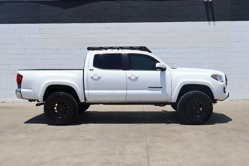 Toyota Tacoma Vehicle Full-screen Gallery Image 04